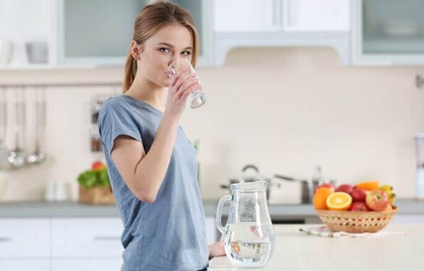 Пейте воду перед едой, чтобы похудеть с помощью ленивой диеты